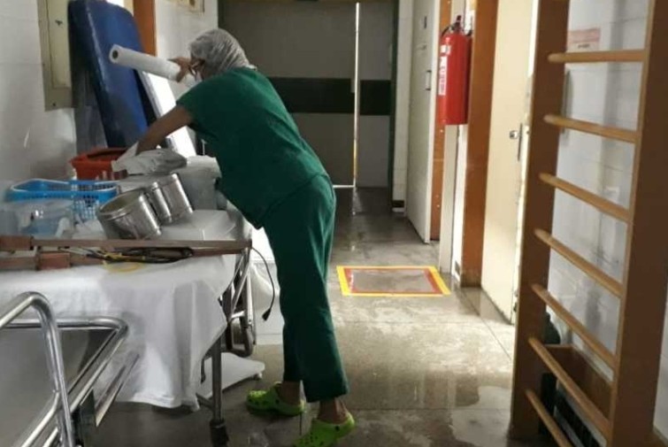 Funcionários cuidam até da limpeza de mesas da Maternidade Wall Ferraz